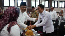 Menteri Sosial Saifullah Yusuf (Gus Ipul) saat menghadiri Silaturahmi Kemensos dengan Pemerintah Provinsi dan Kabupaten/Kota se-Sulawesi Selatan bersama Pilar-Pilar Sosial di Ruang Pola Kantor Gubernur Sulawesi Selatan, Sabtu (18/4/2026). (Foto: Kemensos)