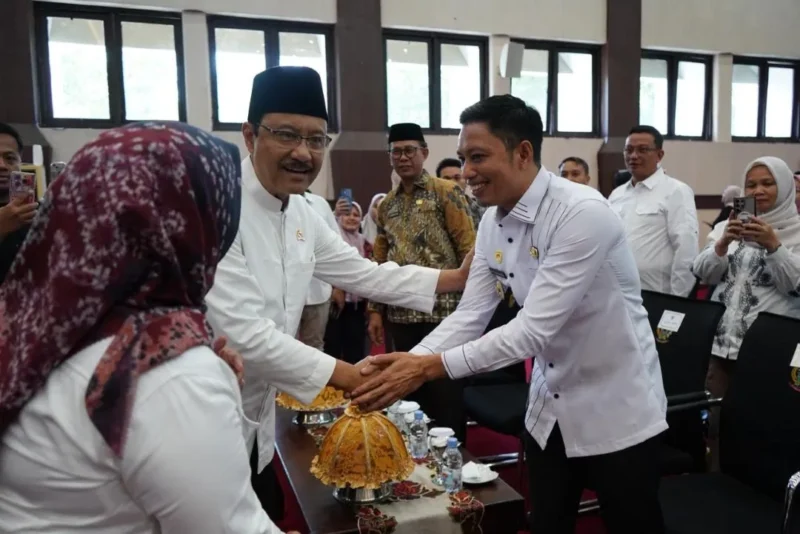 Menteri Sosial Saifullah Yusuf (Gus Ipul) saat menghadiri Silaturahmi Kemensos dengan Pemerintah Provinsi dan Kabupaten/Kota se-Sulawesi Selatan bersama Pilar-Pilar Sosial di Ruang Pola Kantor Gubernur Sulawesi Selatan, Sabtu (18/4/2026). (Foto: Kemensos)