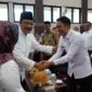 Menteri Sosial Saifullah Yusuf (Gus Ipul) saat menghadiri Silaturahmi Kemensos dengan Pemerintah Provinsi dan Kabupaten/Kota se-Sulawesi Selatan bersama Pilar-Pilar Sosial di Ruang Pola Kantor Gubernur Sulawesi Selatan, Sabtu (18/4/2026). (Foto: Kemensos)