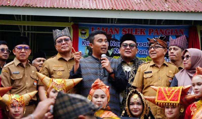 Wakil Gubernur Sumbar, Vasco Ruseimy membuka Bimtek Pelestarian Nilai Tradisi di Gedung Controller, Selasa (14/4/2026). (Foto: Prokopim Tanah Datar)