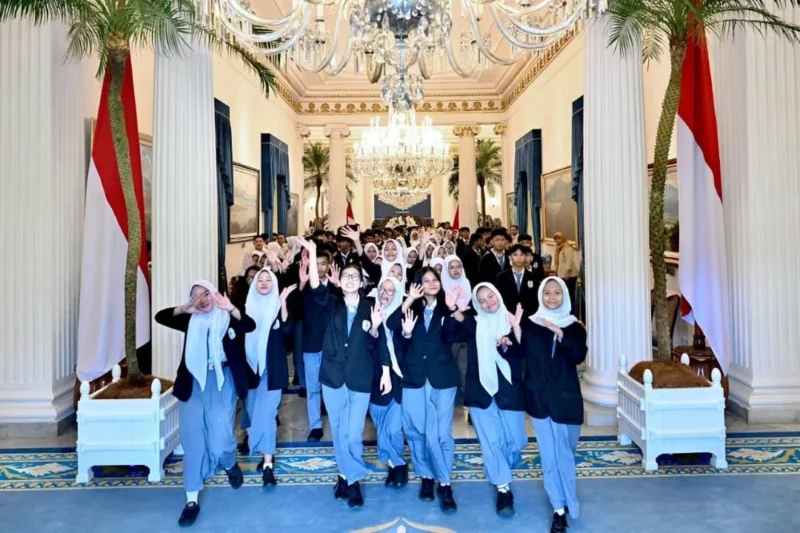 Siswa-siswi SMK Negeri 19 Jakarta saat berada di Istana Kepresidenan Jakarta, Selasa (7/4/2026). (Foto: BPMI Setpres)