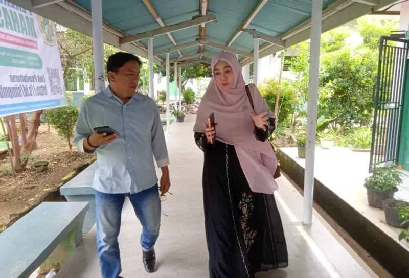 Anggota DPRD Sumbar, Sri Kumala Dewi saat meninjau SMAN 2 Painan. (Foto: Dok Niks)