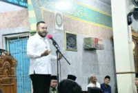 Wali Kota Padang, Fadly Amran monitoring pelaksanaan program Subuh Mubarakah di Masjid Taufiq Kayu Gadang, Kelurahan Pasar Ambacang, Kecamatan Kuranji, Selasa (14/4/2026). (Foto: Prokopim Padang)