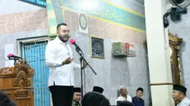 Wali Kota Padang, Fadly Amran monitoring pelaksanaan program Subuh Mubarakah di Masjid Taufiq Kayu Gadang, Kelurahan Pasar Ambacang, Kecamatan Kuranji, Selasa (14/4/2026). (Foto: Prokopim Padang)