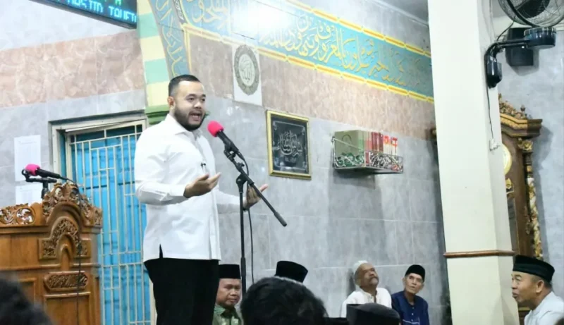 Wali Kota Padang, Fadly Amran monitoring pelaksanaan program Subuh Mubarakah di Masjid Taufiq Kayu Gadang, Kelurahan Pasar Ambacang, Kecamatan Kuranji, Selasa (14/4/2026). (Foto: Prokopim Padang)