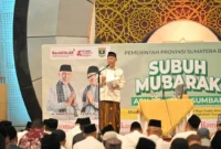 Gubernur Sumbar Mahyeldi Ansharullah saat Subuh Mubarokah bersama ASN Pemprov Sumbar di Masjid Raya Syekh Ahmad Khatib Al-Minangkabawi, Minggu (5/4/2026). (Foto: ADPSB)