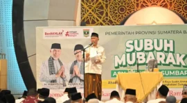 Gubernur Sumbar Mahyeldi Ansharullah saat Subuh Mubarokah bersama ASN Pemprov Sumbar di Masjid Raya Syekh Ahmad Khatib Al-Minangkabawi, Minggu (5/4/2026). (Foto: ADPSB)