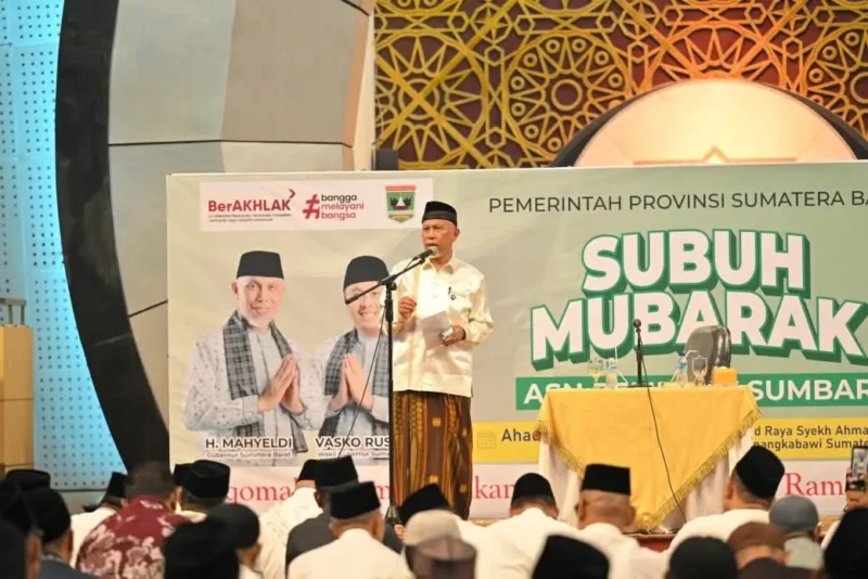 Gubernur Sumbar Mahyeldi Ansharullah saat Subuh Mubarokah bersama ASN Pemprov Sumbar di Masjid Raya Syekh Ahmad Khatib Al-Minangkabawi, Minggu (5/4/2026). (Foto: ADPSB)