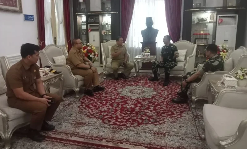 Kepala Badan Kesbangpol Sumbar, Mursalim menerima audiensi tim Sesko TNI, Selasa (21/4/2026). (Foto: ADPSB)