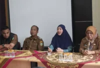 Ketua TP PKK Kota Padang Panjang Ny Maria Feronika Hendri memimpin Rapat koordinasi di Kantor Lurah Bukit Surungan, Kecamatan Padang Panjang Barat, Selasa (7/4/2026). (Foto: Diskominfo Padang Panjang)