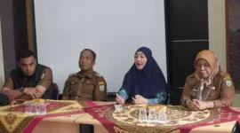 Ketua TP PKK Kota Padang Panjang Ny Maria Feronika Hendri memimpin Rapat koordinasi di Kantor Lurah Bukit Surungan, Kecamatan Padang Panjang Barat, Selasa (7/4/2026). (Foto: Diskominfo Padang Panjang)