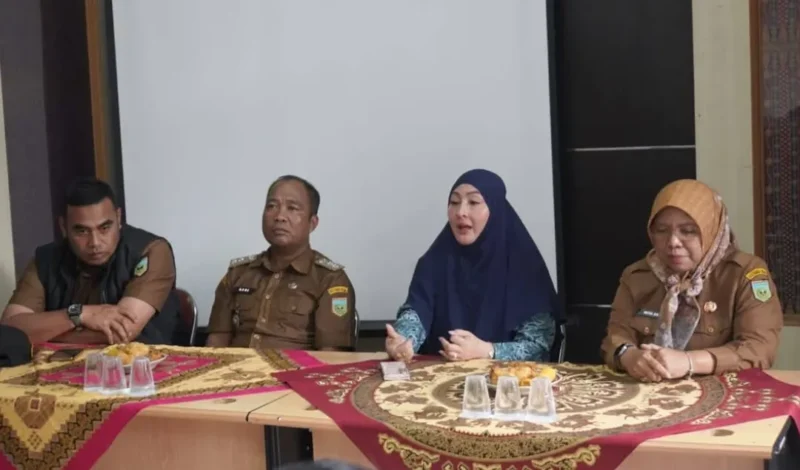 Ketua TP PKK Kota Padang Panjang Ny Maria Feronika Hendri memimpin Rapat koordinasi di Kantor Lurah Bukit Surungan, Kecamatan Padang Panjang Barat, Selasa (7/4/2026). (Foto: Diskominfo Padang Panjang)