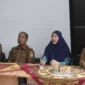 Ketua TP PKK Kota Padang Panjang Ny Maria Feronika Hendri memimpin Rapat koordinasi di Kantor Lurah Bukit Surungan, Kecamatan Padang Panjang Barat, Selasa (7/4/2026). (Foto: Diskominfo Padang Panjang)