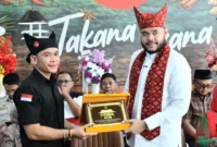 Wali Kota Padang, Fadly Amran meresmikan grand opening Takana Nasi Padang Resto di Jalan A. Yani No. 44, Jumat (17/4/2026). (Foto: Prokopim Padang)