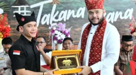 Wali Kota Padang, Fadly Amran meresmikan grand opening Takana Nasi Padang Resto di Jalan A. Yani No. 44, Jumat (17/4/2026). (Foto: Prokopim Padang)