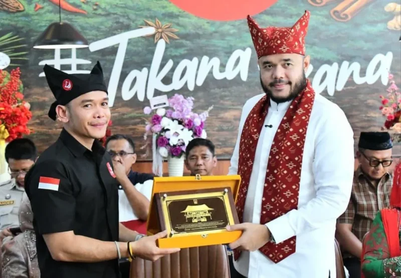 Wali Kota Padang, Fadly Amran meresmikan grand opening Takana Nasi Padang Resto di Jalan A. Yani No. 44, Jumat (17/4/2026). (Foto: Prokopim Padang)