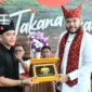 Wali Kota Padang, Fadly Amran meresmikan grand opening Takana Nasi Padang Resto di Jalan A. Yani No. 44, Jumat (17/4/2026). (Foto: Prokopim Padang)