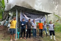 Balai Standardisasi dan Pelayanan Jasa Industri Manado memberikan pendampingan kepada pelaku IKM arang tempurung kelapa di Desa Rumengkor, Minahasa. (Foto: Kemenperin)