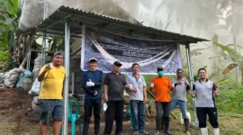 Balai Standardisasi dan Pelayanan Jasa Industri Manado memberikan pendampingan kepada pelaku IKM arang tempurung kelapa di Desa Rumengkor, Minahasa. (Foto: Kemenperin)