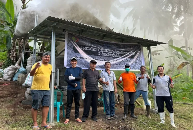 Balai Standardisasi dan Pelayanan Jasa Industri Manado memberikan pendampingan kepada pelaku IKM arang tempurung kelapa di Desa Rumengkor, Minahasa. (Foto: Kemenperin)