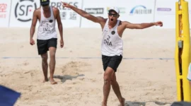 Pasangan tim bola voli pantai putra Indonesia, Bintang Akbar/Sofyan Rachman menembus babak perempat final usai mengandaskan perlawanan Jepang di Asian Beach Games Sanya 2026. (Foto: Naif/NOC Indonesia)