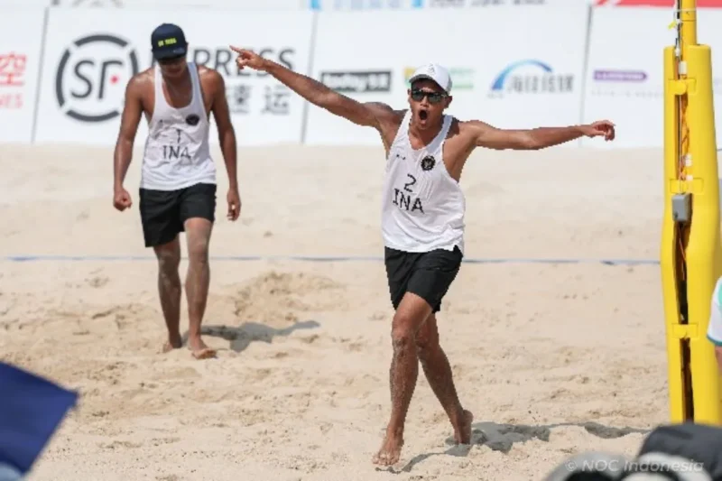 Pasangan tim bola voli pantai putra Indonesia, Bintang Akbar/Sofyan Rachman menembus babak perempat final usai mengandaskan perlawanan Jepang di Asian Beach Games Sanya 2026. (Foto: Naif/NOC Indonesia)