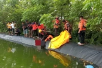 Tim SAR mengevakuasi jasad korban di aliran Sungai Katapiang, Kecamatan Batang Anai, Kabupaten Padangpariaman, Sumatera Barat, Jumat (24/4/2026). (Foto: Kantor SAR Kelas A Padang)