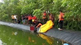 Tim SAR mengevakuasi jasad korban di aliran Sungai Katapiang, Kecamatan Batang Anai, Kabupaten Padangpariaman, Sumatera Barat, Jumat (24/4/2026). (Foto: Kantor SAR Kelas A Padang)