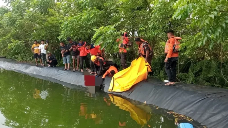 Tim SAR mengevakuasi jasad korban di aliran Sungai Katapiang, Kecamatan Batang Anai, Kabupaten Padangpariaman, Sumatera Barat, Jumat (24/4/2026). (Foto: Kantor SAR Kelas A Padang)