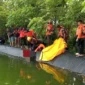 Tim SAR mengevakuasi jasad korban di aliran Sungai Katapiang, Kecamatan Batang Anai, Kabupaten Padangpariaman, Sumatera Barat, Jumat (24/4/2026). (Foto: Kantor SAR Kelas A Padang)