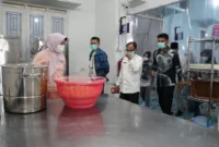 Ketua TP PKK Kota Padang Panjang, Ny. Maria Feronika Hendri melakukan monitoring dapur program MBG di wilayah Padang Panjang Timur (PPT), Jumat (10/4/2026). (Foto: Diskominfo Padang)