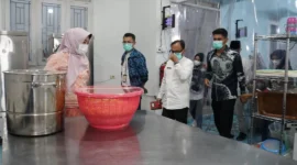 Ketua TP PKK Kota Padang Panjang, Ny. Maria Feronika Hendri melakukan monitoring dapur program MBG di wilayah Padang Panjang Timur (PPT), Jumat (10/4/2026). (Foto: Diskominfo Padang)