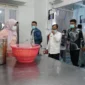 Ketua TP PKK Kota Padang Panjang, Ny. Maria Feronika Hendri melakukan monitoring dapur program MBG di wilayah Padang Panjang Timur (PPT), Jumat (10/4/2026). (Foto: Diskominfo Padang)