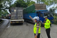 Truk mogok di Kelok Banto, Kota Padang memicu kemacetan, Kamis pagi (30/4/2026). (Foto: Satlantas Polresta Padang)