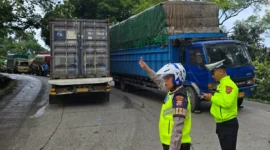 Truk mogok di Kelok Banto, Kota Padang memicu kemacetan, Kamis pagi (30/4/2026). (Foto: Satlantas Polresta Padang)