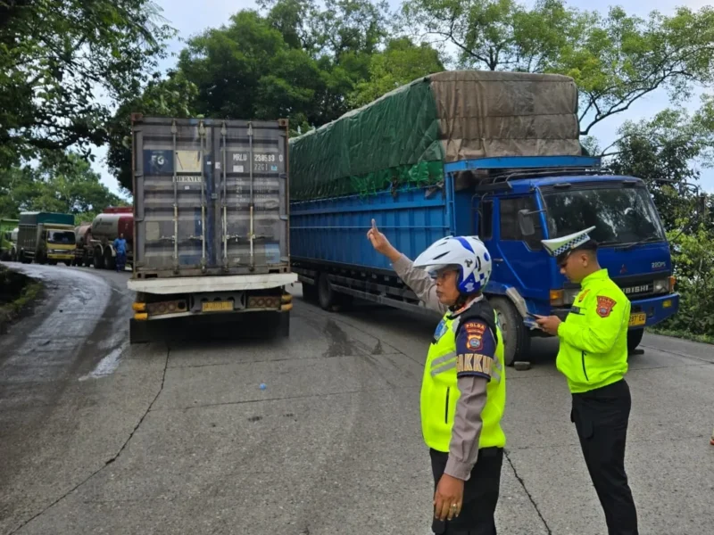 Truk mogok di Kelok Banto, Kota Padang memicu kemacetan, Kamis pagi (30/4/2026). (Foto: Satlantas Polresta Padang)