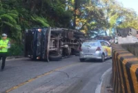 Truk pengangkut semen terbalik di Panorama I Sitinjaulauik, Senin (13/4/2026). (Foto: Satlantas Polresta Padang)