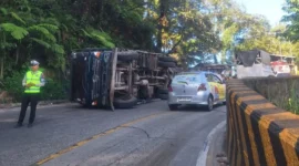Truk pengangkut semen terbalik di Panorama I Sitinjaulauik, Senin (13/4/2026). (Foto: Satlantas Polresta Padang)