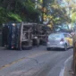 Truk pengangkut semen terbalik di Panorama I Sitinjaulauik, Senin (13/4/2026). (Foto: Satlantas Polresta Padang)