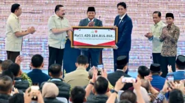 Presiden Prabowo Subianto menyaksikan penyerahan denda administratif dan penguasaan kembali kawasan hutan tahap VI di Kompleks Kejaksaan Agung Republik Indonesia, Jakarta, Jumat (10/4/2026). (Foto: BPMI Setpres)