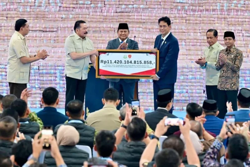 Presiden Prabowo Subianto menyaksikan penyerahan denda administratif dan penguasaan kembali kawasan hutan tahap VI di Kompleks Kejaksaan Agung Republik Indonesia, Jakarta, Jumat (10/4/2026). (Foto: BPMI Setpres)