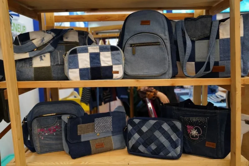 Tim VersaLayer mengolah limbah denim menjadi produk baru yang bernilai. (Foto: Kemendag)