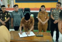 Wakil Bupati Solsel, Yulian Efi menekankan kolaborasi lintas sektor dalam percepatan penanganan stunting tahun 2027. (Foto: Humas Pemkab Solsel)