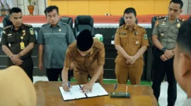 Wakil Bupati Solsel, Yulian Efi menekankan kolaborasi lintas sektor dalam percepatan penanganan stunting tahun 2027. (Foto: Humas Pemkab Solsel)