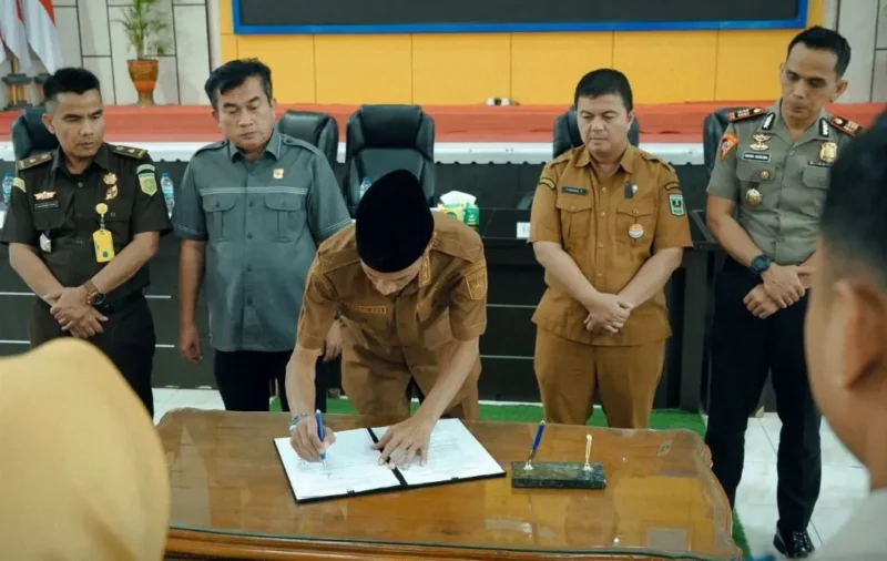 Wakil Bupati Solsel, Yulian Efi menekankan kolaborasi lintas sektor dalam percepatan penanganan stunting tahun 2027. (Foto: Humas Pemkab Solsel)
