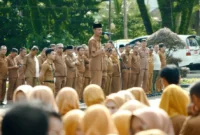 Wakil Bupati Solok Selatan, H. Yulian Efi memimpin apel gabungan ASN yang digelar pada Senin (20/4/2026). (Foto: Humas Pemkab Solsel)
