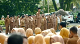 Wakil Bupati Solok Selatan, H. Yulian Efi memimpin apel gabungan ASN yang digelar pada Senin (20/4/2026). (Foto: Humas Pemkab Solsel)