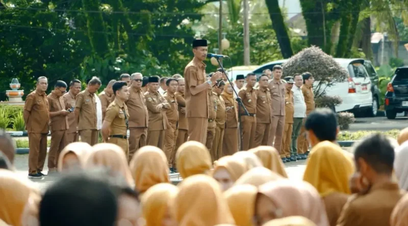 Wakil Bupati Solok Selatan, H. Yulian Efi memimpin apel gabungan ASN yang digelar pada Senin (20/4/2026). (Foto: Humas Pemkab Solsel)