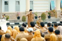 Wakil Bupati Solsel, H. Yulian Efli memimpin apel gabungan ASN di lingkungan Pemkab Solsel, Senin (13/4/2026). (Foto: Humas Pemkab Solsel)