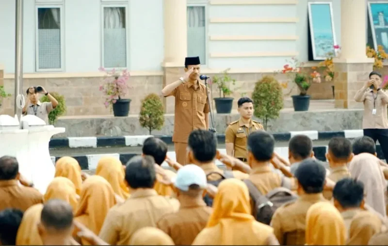 Wakil Bupati Solsel, H. Yulian Efli memimpin apel gabungan ASN di lingkungan Pemkab Solsel, Senin (13/4/2026). (Foto: Humas Pemkab Solsel)